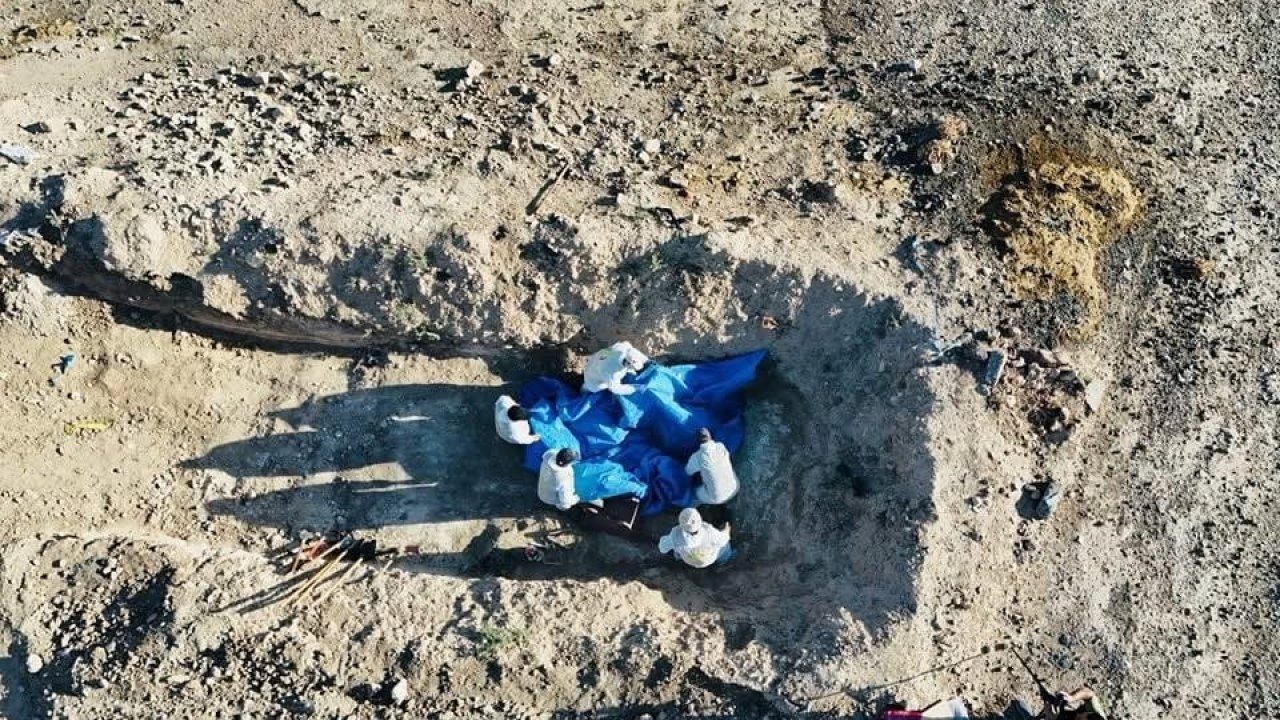 Musul&#039;da DEAŞ&#039;ın Toplu Mezarı Açıldı: Hasfa Obruğu&#039;ndan Ceset Çıkarma Çalışmaları Başladı