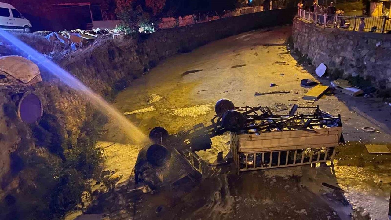 Körfez&#039;de Freni Boşalan Kamyonet Dereye Uçtu: Alev Alan Araç Kullanılamaz Hale Geldi