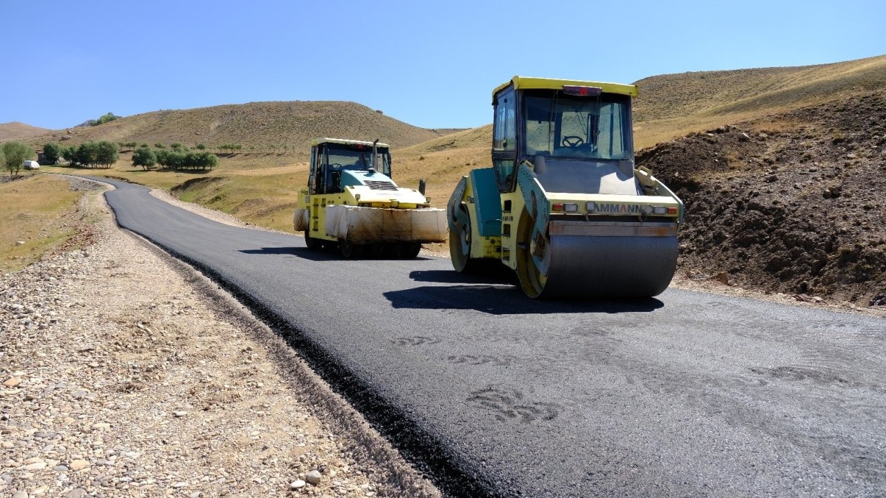 Taşlıçay&#039;da İki Köyü Birleştiren Yola Sıcak Asfalt Serimi Tamamlandı