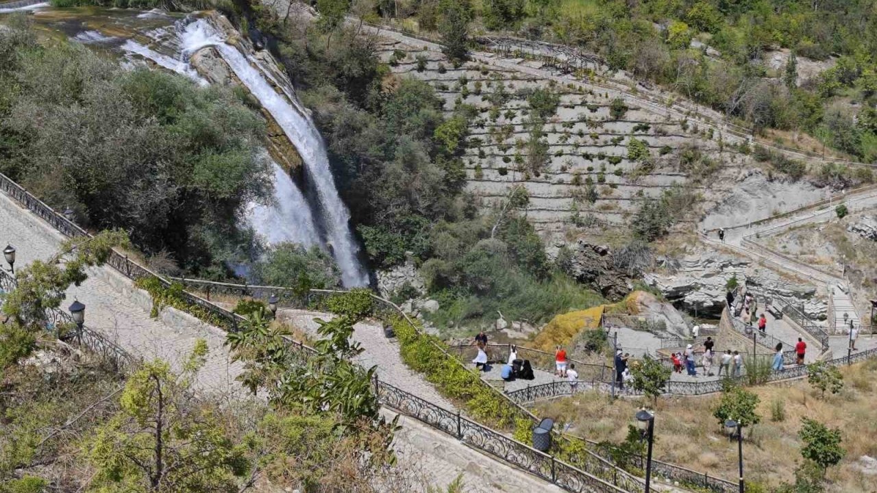 Tortum Şelalesi, Azalan Su Debisine Rağmen Ziyaretçi Akınına Uğruyor