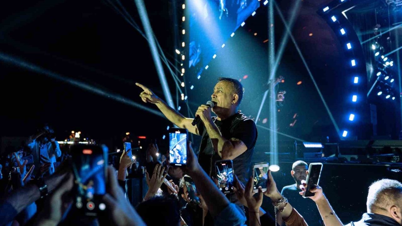 Haluk Levent, Erzurum Kültür Yolu Festivali&#039;nde Hayranlarıyla Buluştu