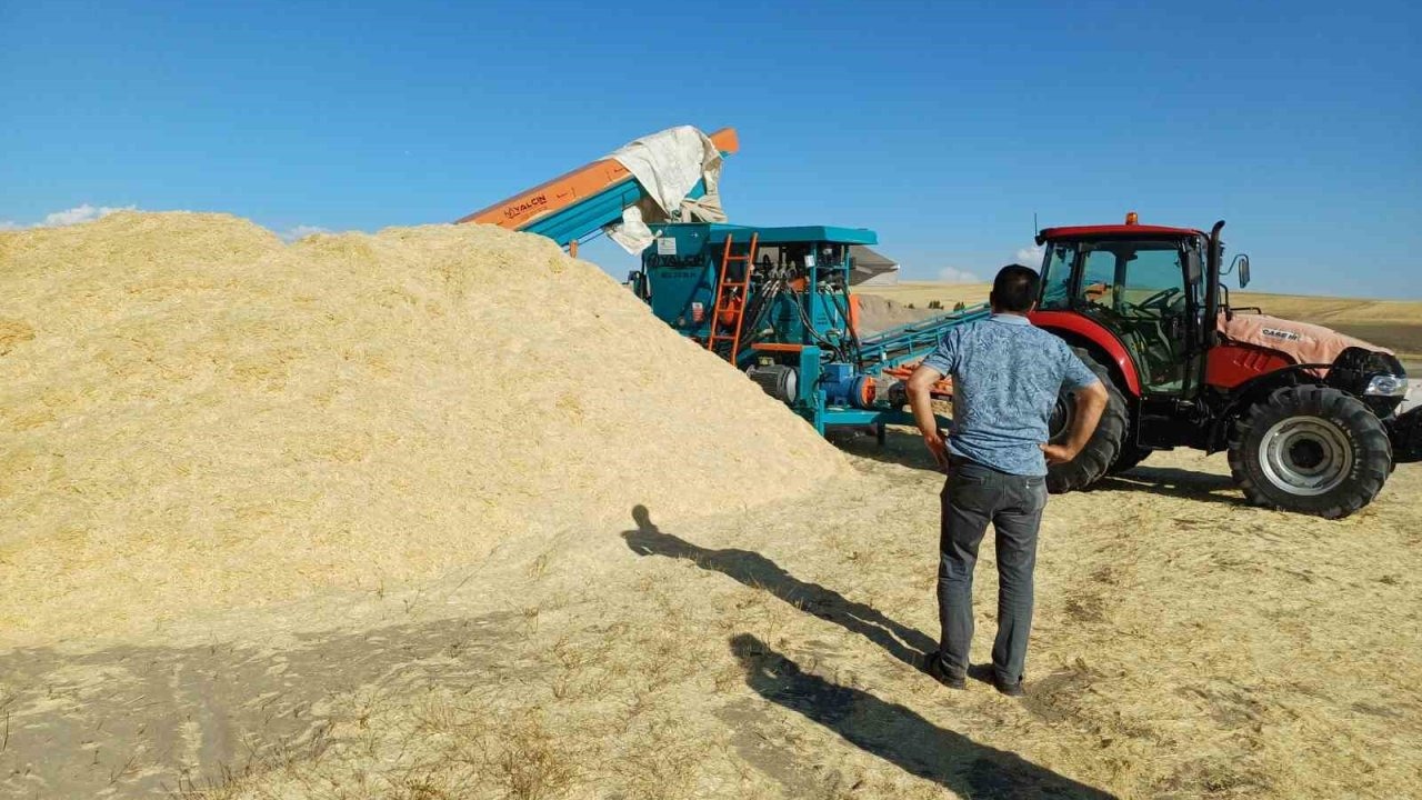 Malazgirtli Çiftçinin Yüzü Saman Fiyatlarıyla Güldü