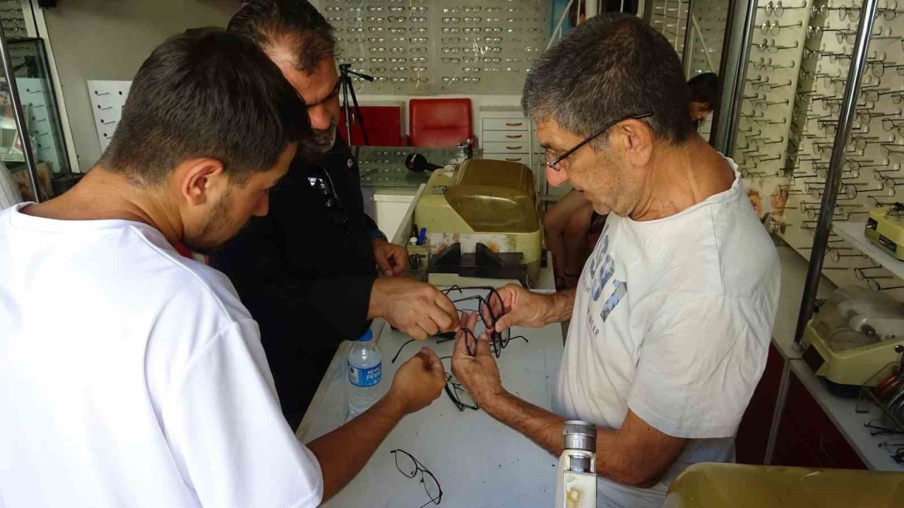 59 Yıllık Gözlükçü Semir Bilbay, Mardin&#039;de Teknolojiye Meydan Okuyor