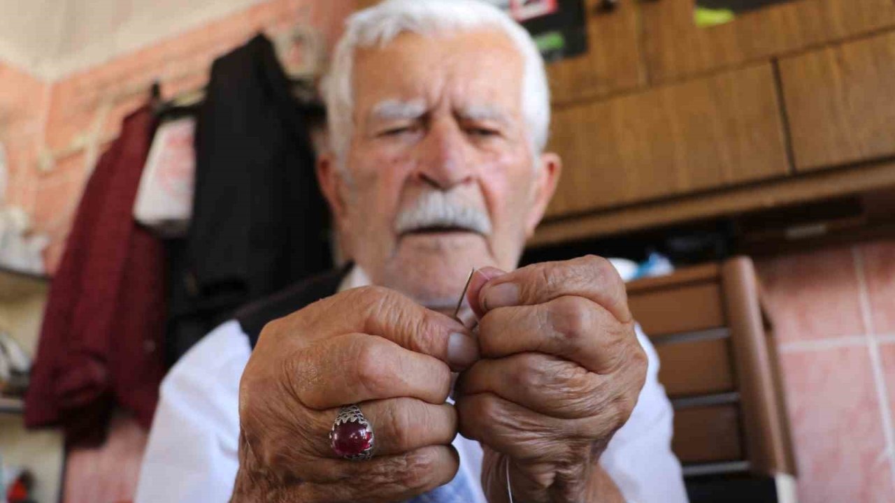 Sivas&#039;ın En Yaşlı Terzisi: 93 Yaşındaki Recep Yılmaz, 80 Yıldır İğne Sallıyor