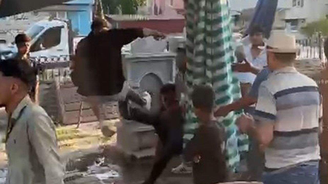 Burdur&#039;da Pazaryerinde Kavga: 3 Kişi Gencin Yüzünü Kanlar İçinde Bıraktı