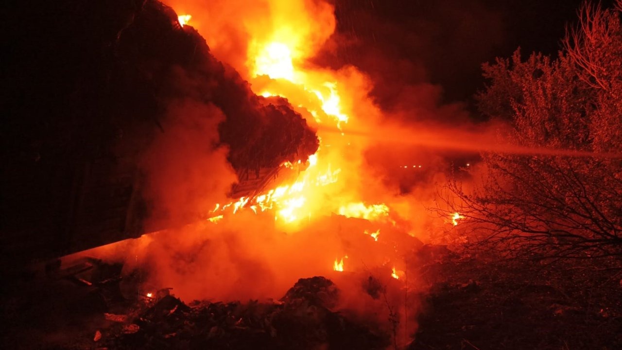 Çorum’da Çöp Kamyonu Yanarken Karayolu Trafiğe Kapandı
