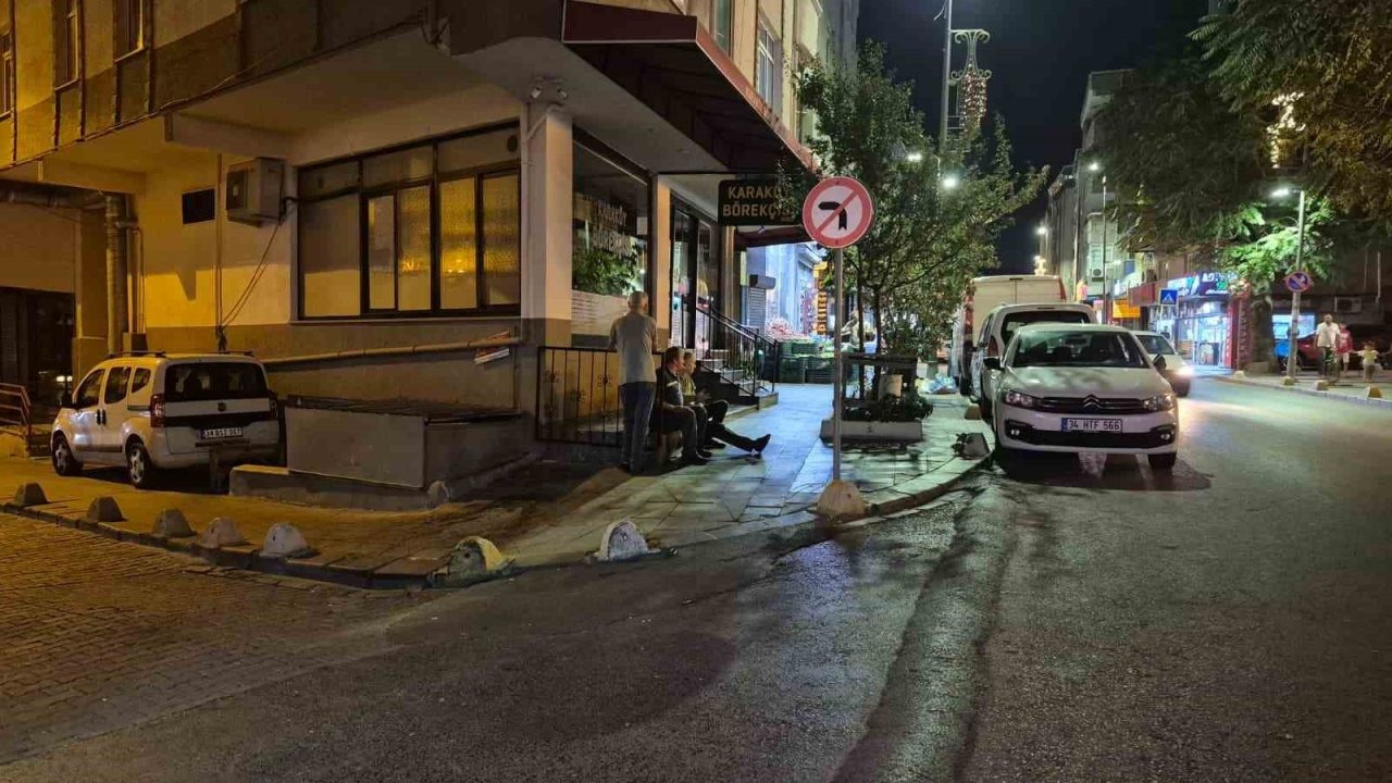 Küçükçekmece&#039;de Cadde Ortasında Silahlı Saldırı: Bir Kişi Yaralandı