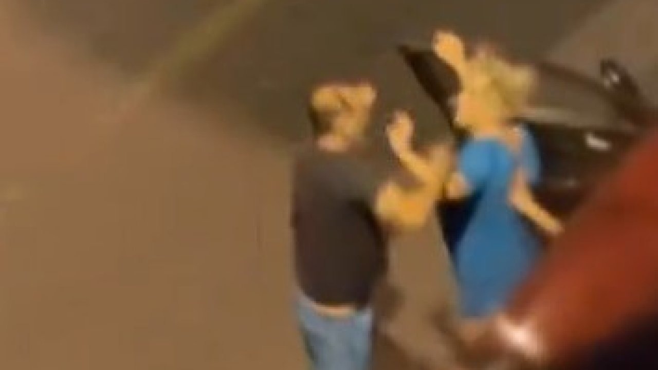 Kuşadası&#039;nda Sokak Ortasında Kavga Kameralara Yansıdı