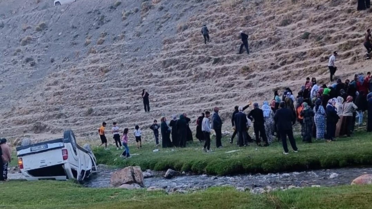 Başkale&#039;de Kamyonet Uçuruma Yuvarlandı: 6 Yaralı