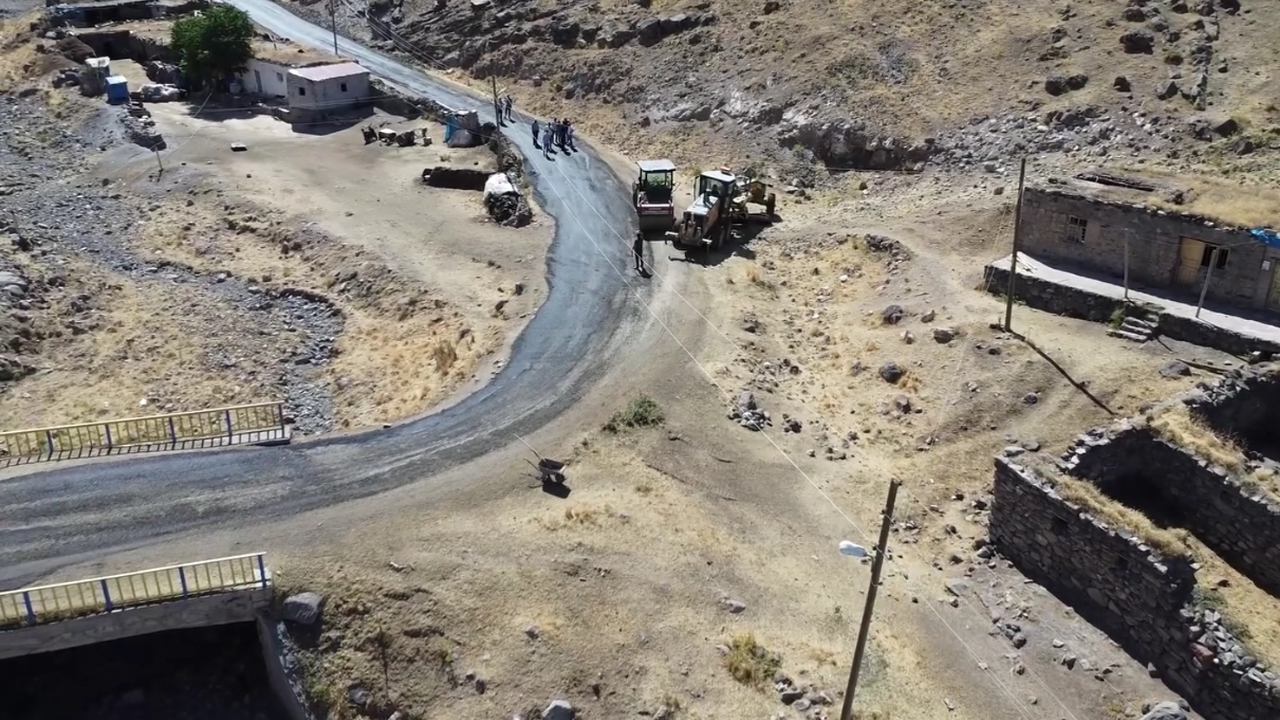 Iğdır’da Köy Yollarında Asfalt ve Onarım Çalışmaları Devam Ediyor