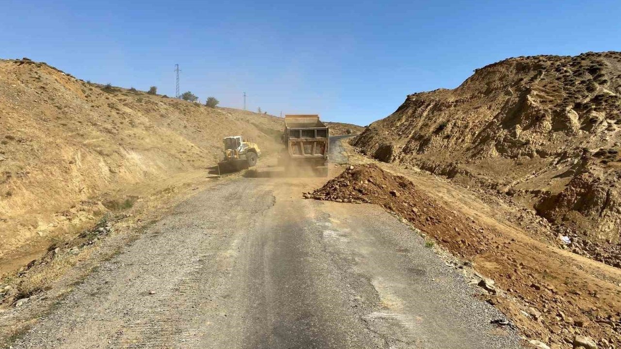 Muş&#039;ta Köy Yolları Genişletme Çalışmaları Devam Ediyor