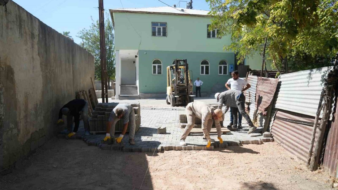 Kırköy&#039;de Çamurlu Yolların Yerine Parke Taşı Geliyor