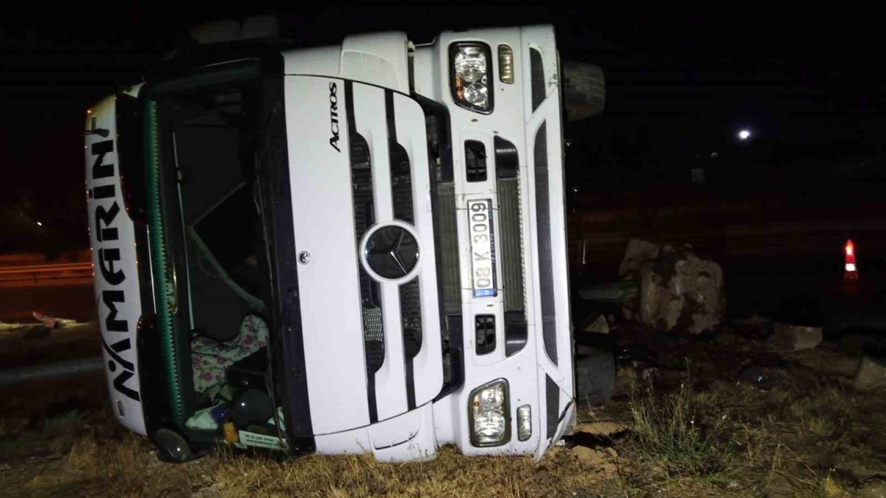 Afyonkarahisar&#039;da İki Tır Çarpıştı: Kaza Maddi Hasarla Atlatıldı