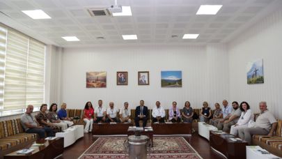 Tarihi ve Kültürel Gezi Düzenleyen İSTAD Üyeleri Rektör Ekrem Gürel'i Ziyaret Etti