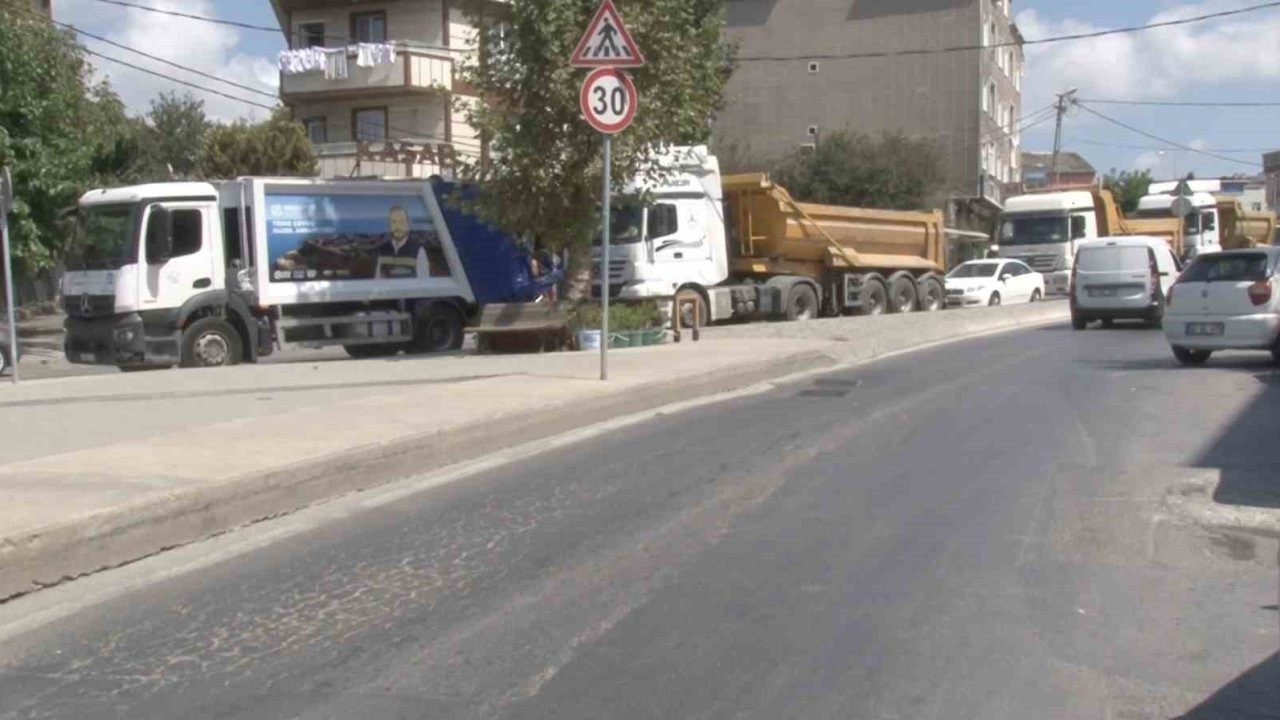 Elinde Satırla Dehşet Saçan Şahıs, Polisin Havaya Ateş Açmasıyla Yakalandı