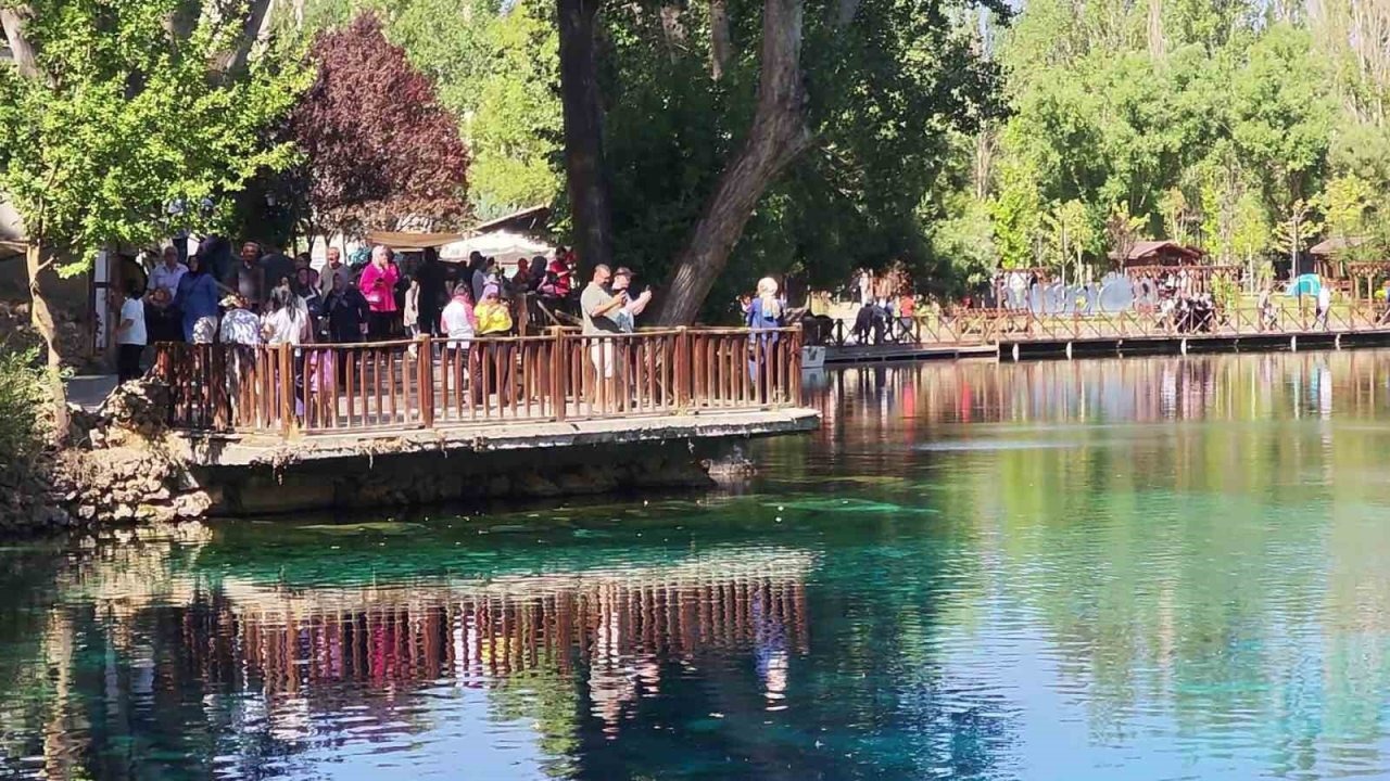 Sivas Gökpınar Gölü, &quot;Bozkırın Nazar Boncuğu&quot; Ziyaretçi Akınına Uğradı