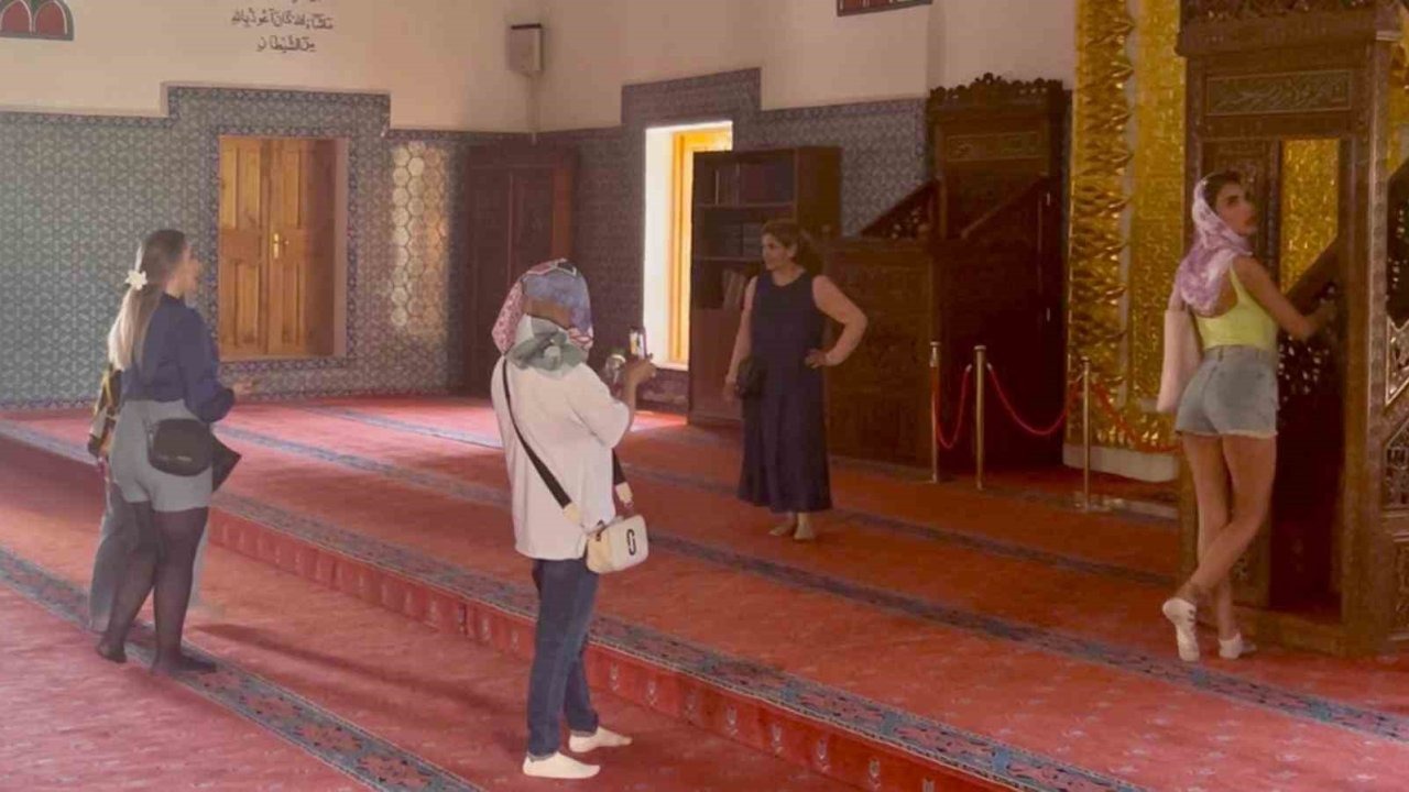 Van’daki Tarihi Hüsrev Paşa Camii’nde Uygunsuz Kıyafet Tartışması