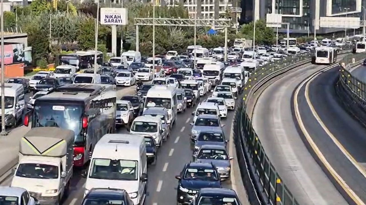 Küçükçekmece&#039;de İntihar Girişimi: Trafik Felç Oldu