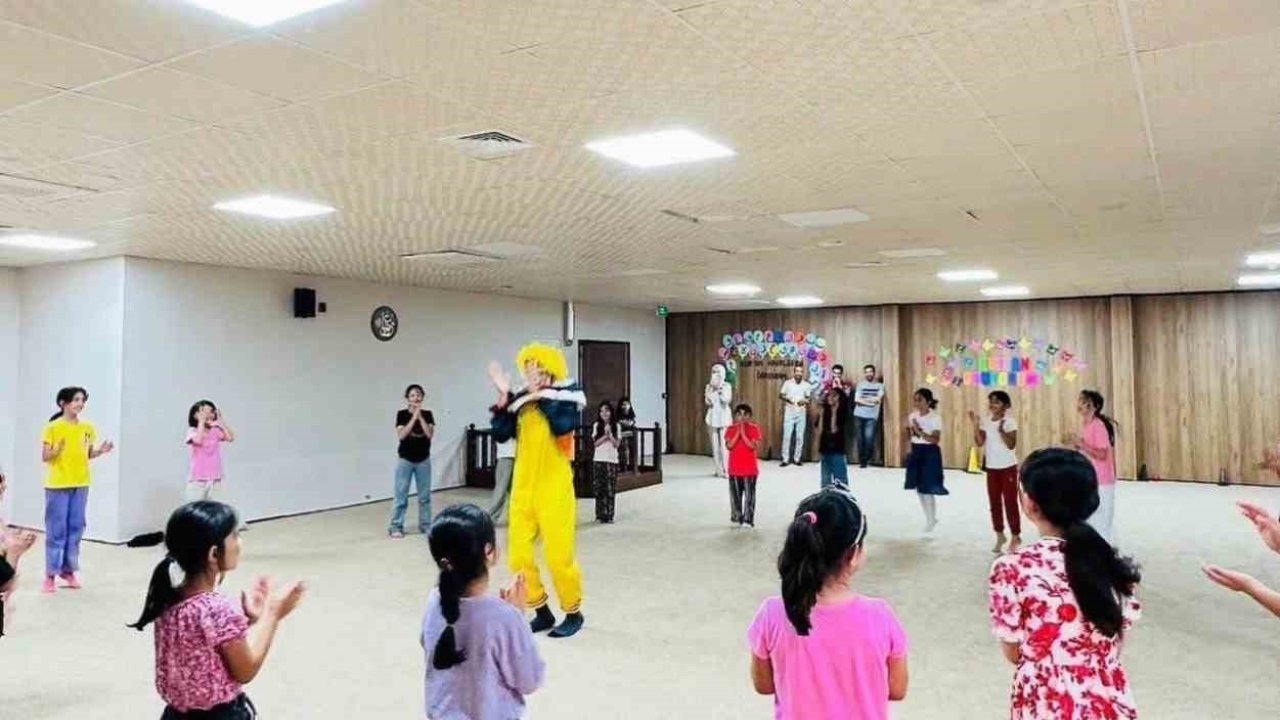 Patnos&#039;ta Gönüllü Gençlerden Kur&#039;an Kursu Öğrencilerine Destek