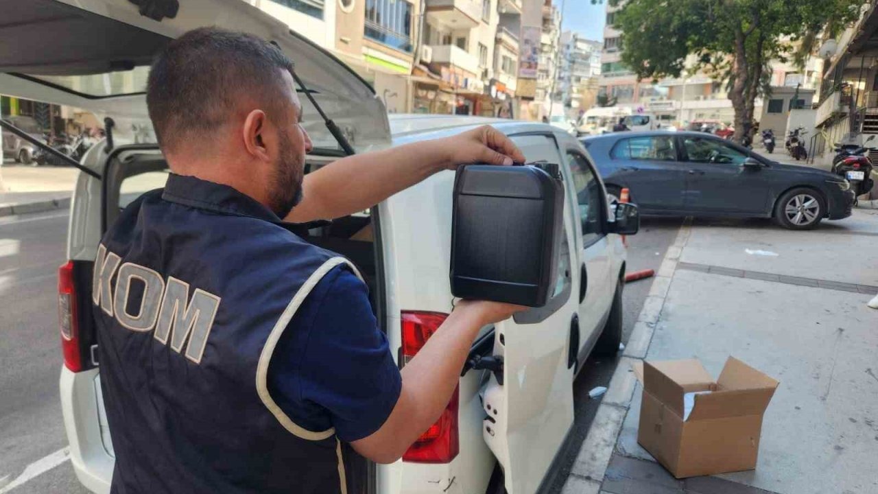 İzmir&#039;de Kaçakçılık Operasyonu: 5 Milyon TL Değerinde Ürün Ele Geçirildi