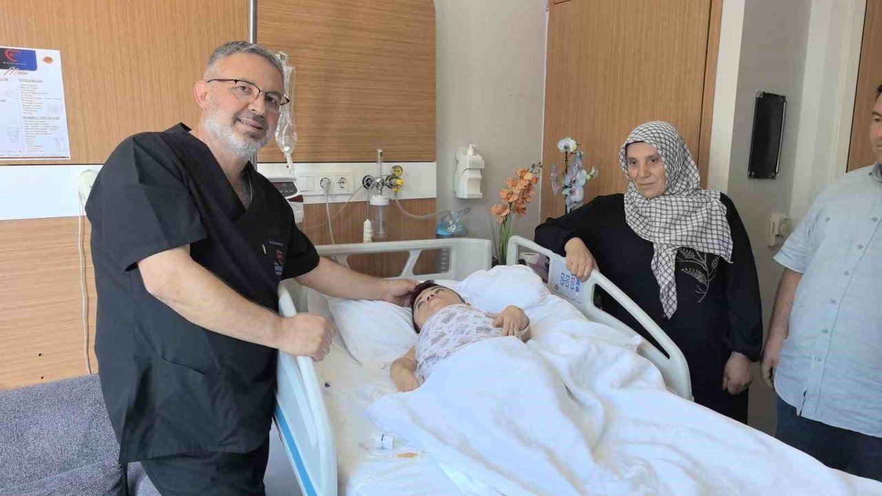 Cücelik Hastası Genç Kadın, 3 Kiloluk Kistten Kurtuldu