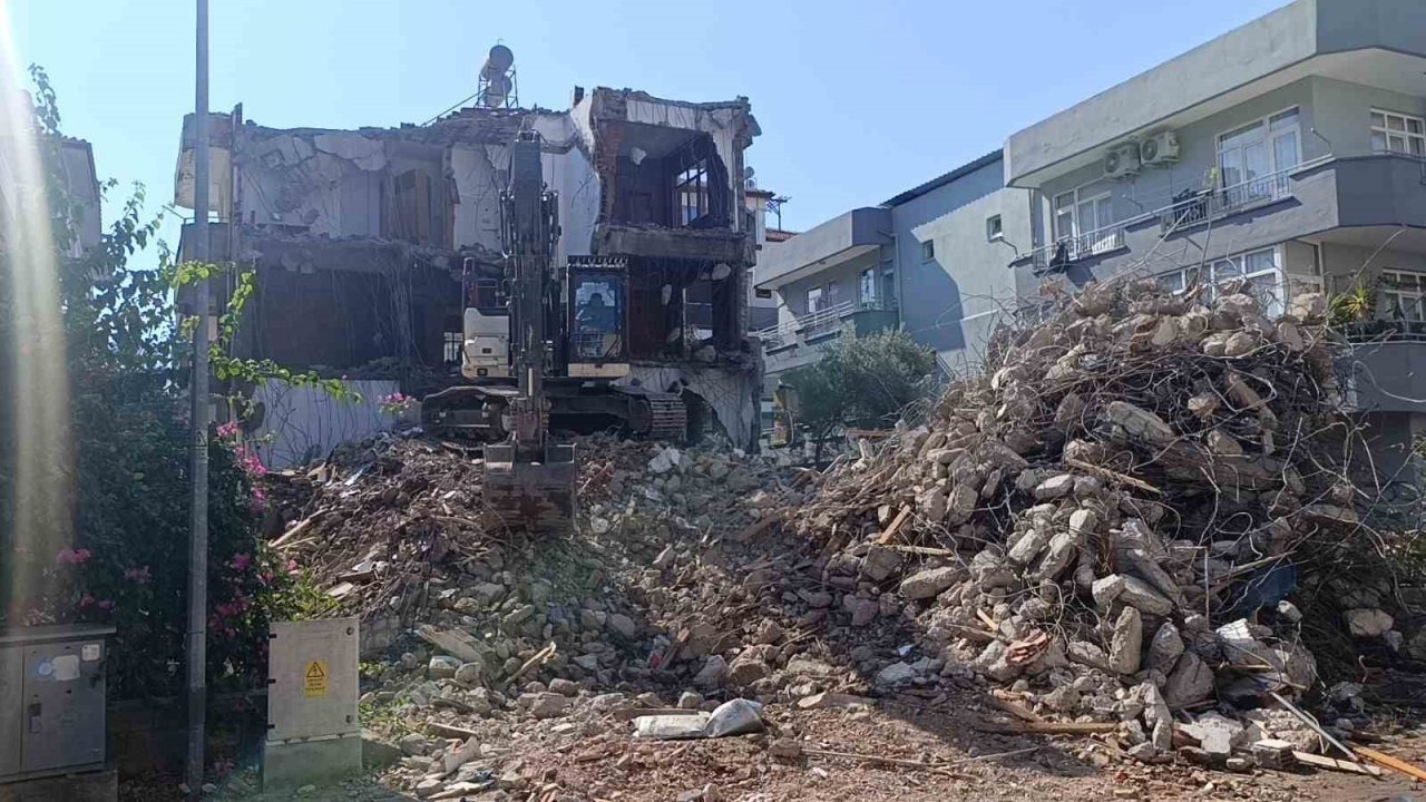 Manavgat’ta &#039;Evlerimiz Sallanıyor&#039; İhbarı, Bina Yıkımı Çıktı