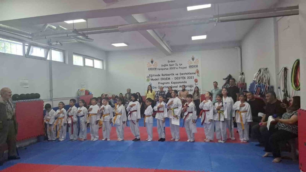 Posof’ta Minik Tekvandocular Kuşak Töreniyle Ödüllendirildi