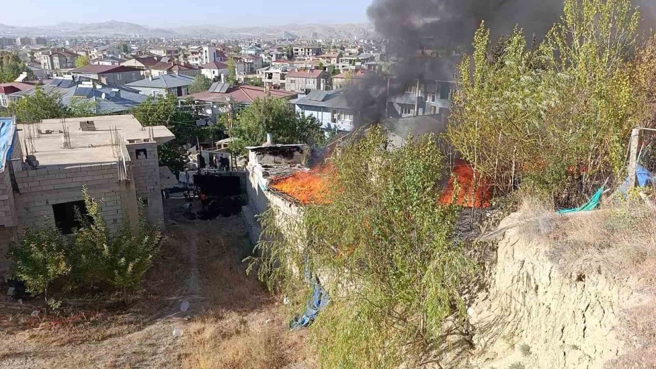 Van’da Kömürlük Yangını Paniğe Neden Oldu