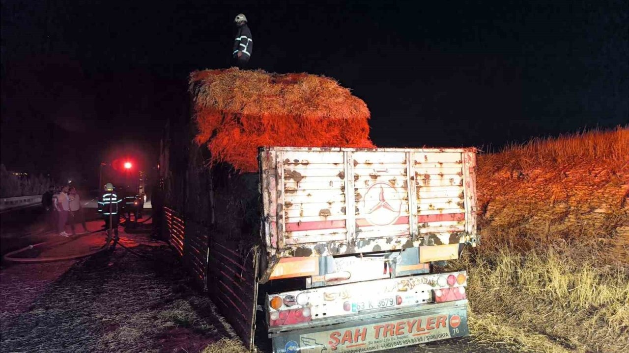 Şanlıurfa-Gaziantep Otoyolunda Saman Yüklü Tır Yandı