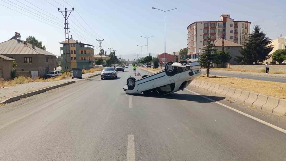 Patnos&#039;ta Otomobil Kaldırıma Çarparak Takla Attı