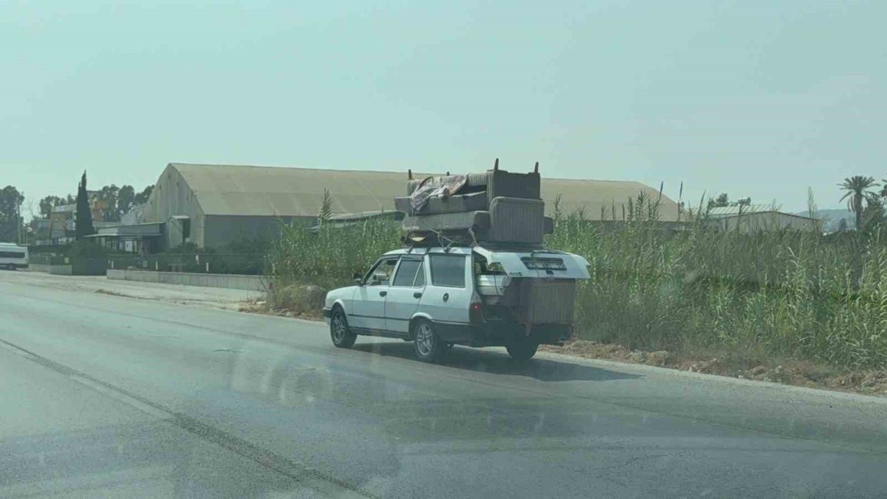 Adana&#039;da Tehlikeli Görüntü: Otomobille Koltuk Taşıyan Sürücü Kameralara Yakalandı