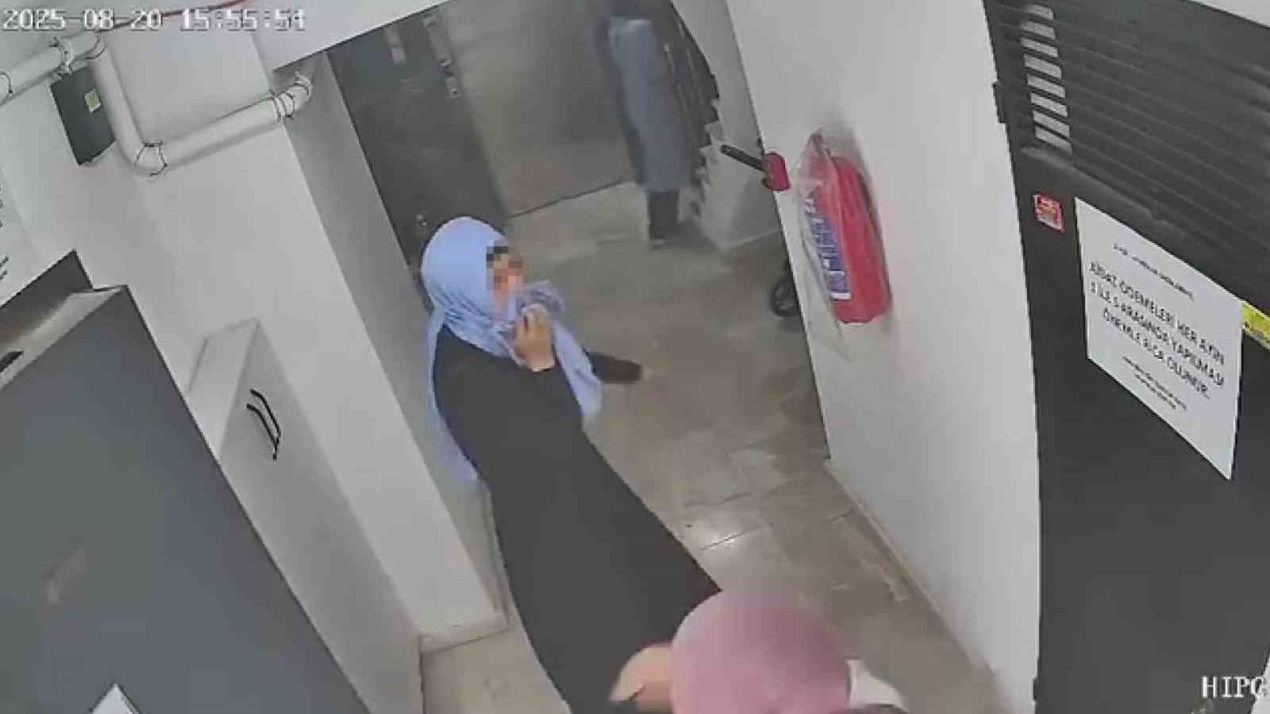 Kapıyı tıklatıp eve giren soyguncu kadınlar, kamerayı görünce panikledi