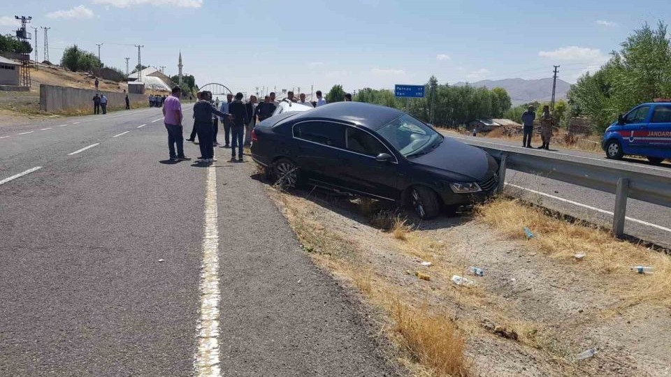 Ağrı’da İl Sağlık Müdürü’nün Makam Aracı Kaza Yaptı