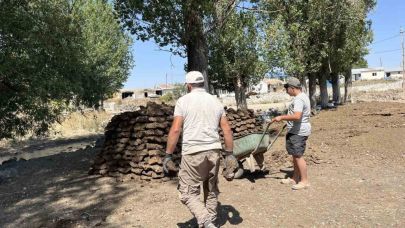 Kars’ta Köylüler Kışa Hazırlık İçin Tezek Yapımına Başladı