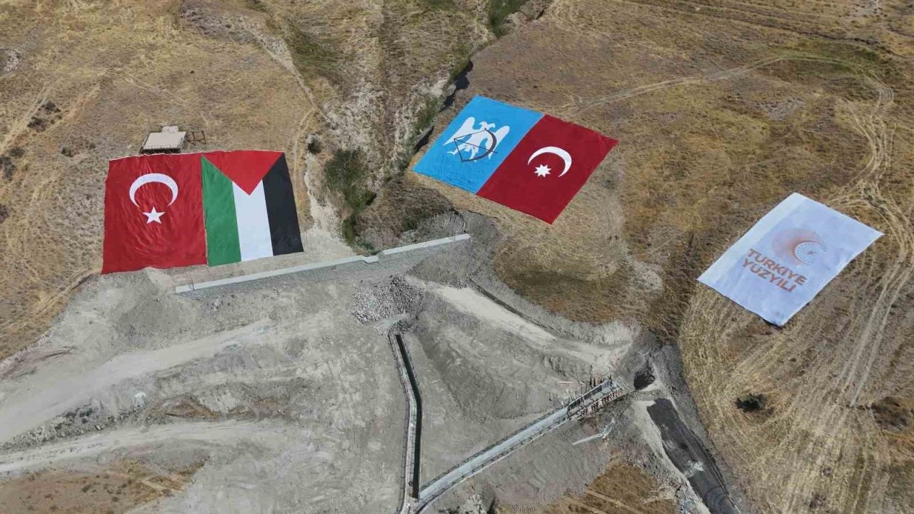 Ahlat’taki etkinlik alanında dev Türk ve Filistin bayrakları açıldı