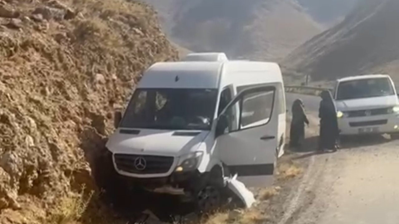 Van’da Minibüs Kazası: 18 Yolcu Ölümden Döndü