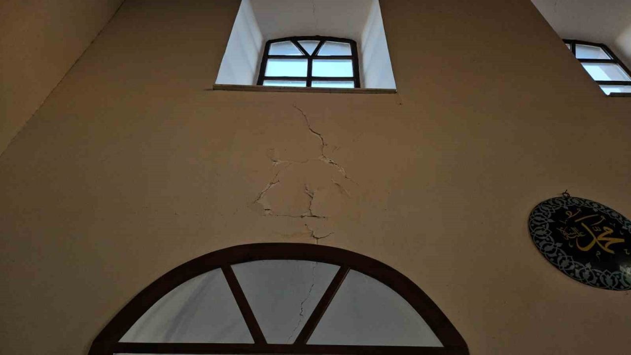 Tarihi Şerif Paşa Camii Depremde Hasar Gördü
