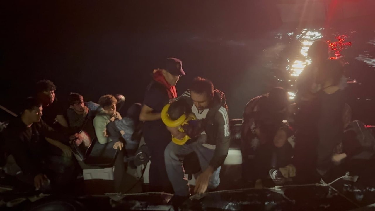 Çanakkale Açıklarında Kaçak Göçmen Operasyonu: 25 Kişi Yakalandı