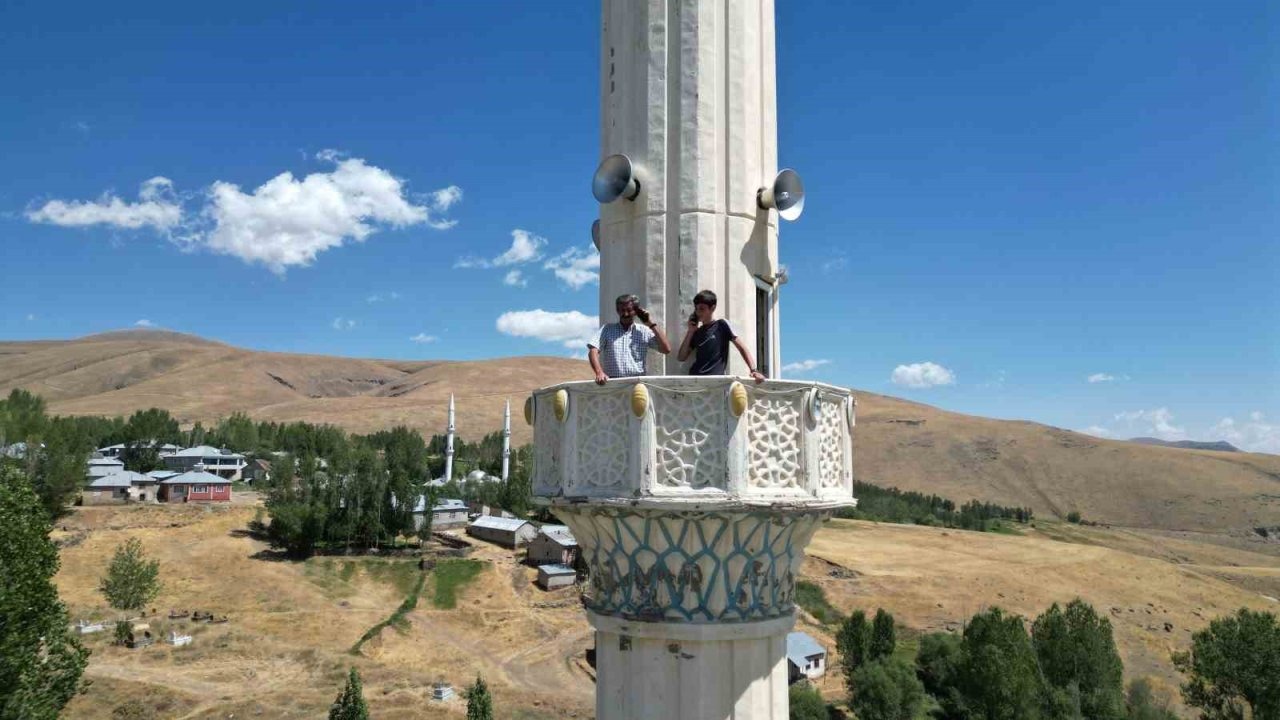 Van&#039;ın Köyünde İletişim Çilesi: Telefon Çekmiyor Diye Minareye Çıkıyorlar