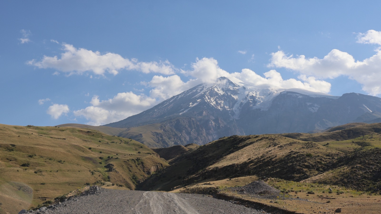 Ağrı Dağı&#039;nın Zirvesindeki Buzul Erimesi Hızla Devam Ediyor