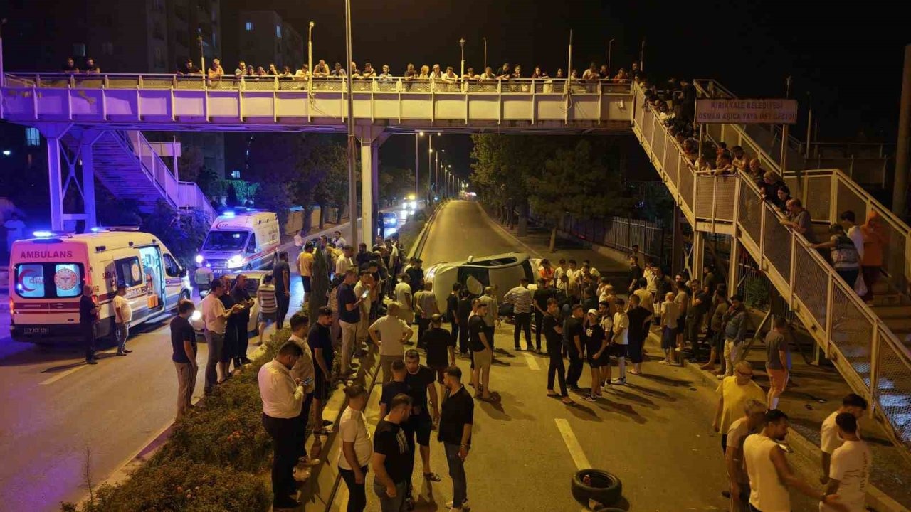 Hurdaya dönen araçtan 3 genç sağ çıkarıldı, vatandaşlar ekiplerin müdahale anını böyle izledi