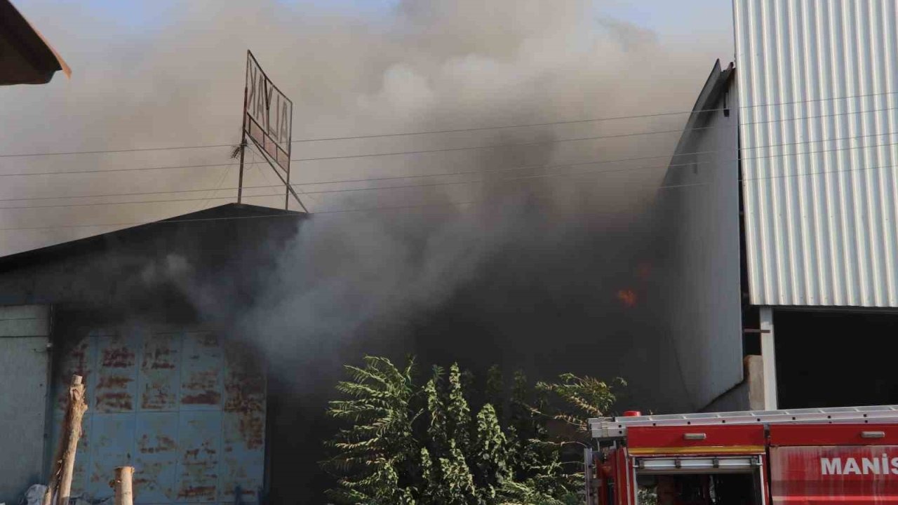 Turgutlu&#039;da Hurdacı Yangını: Uzun Uğraşlar Sonucu Söndürüldü