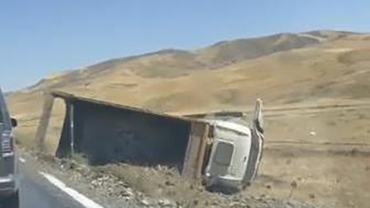 Muş&#039;ta Hafriyat Kamyonu Şarampole Yuvarlandı: Sürücü Yaralandı