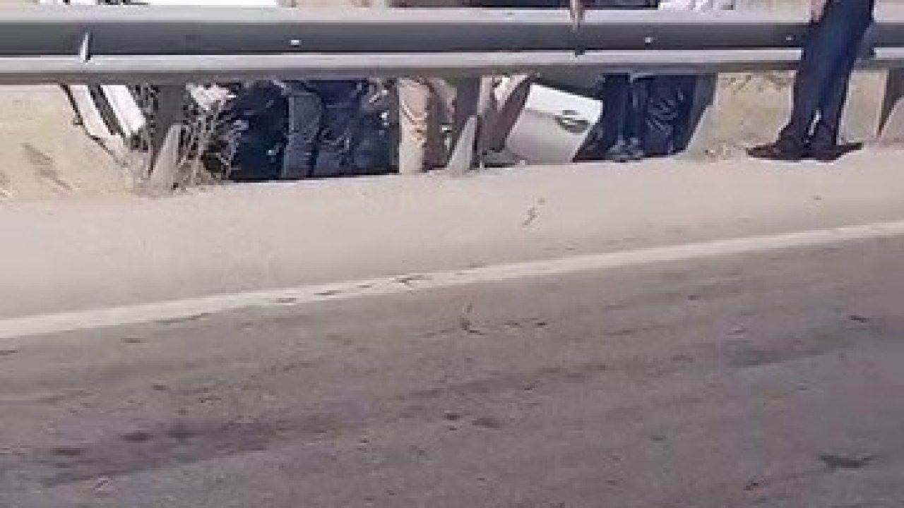 Erzurum&#039;da Otomobil Refüje Düştü: 2 Kişi Yaralandı