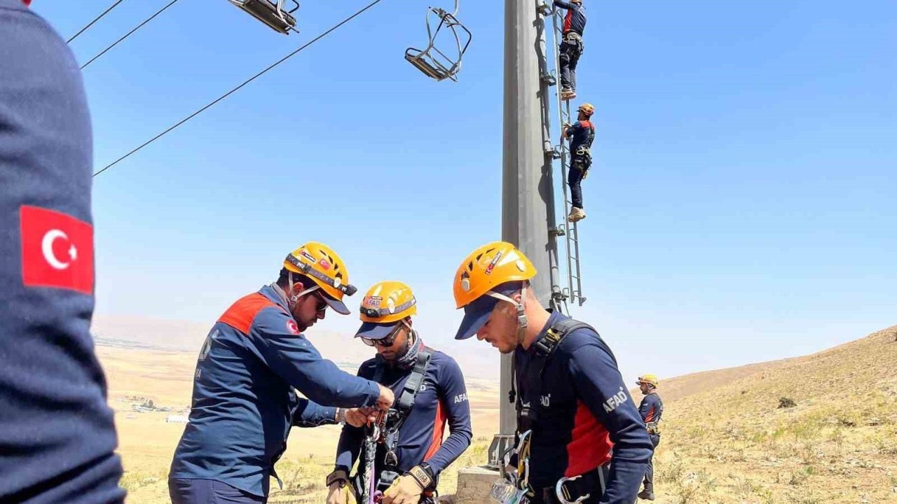 Van&#039;da AFAD Ekiplerinden Teleferik Kurtarma Tatbikatı