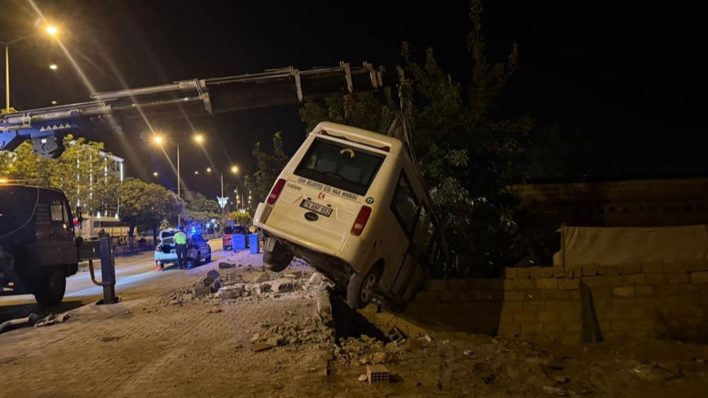 Iğdır’da Kaza: Yolcu Minibüsü Bahçe Duvarında Asılı Kaldı