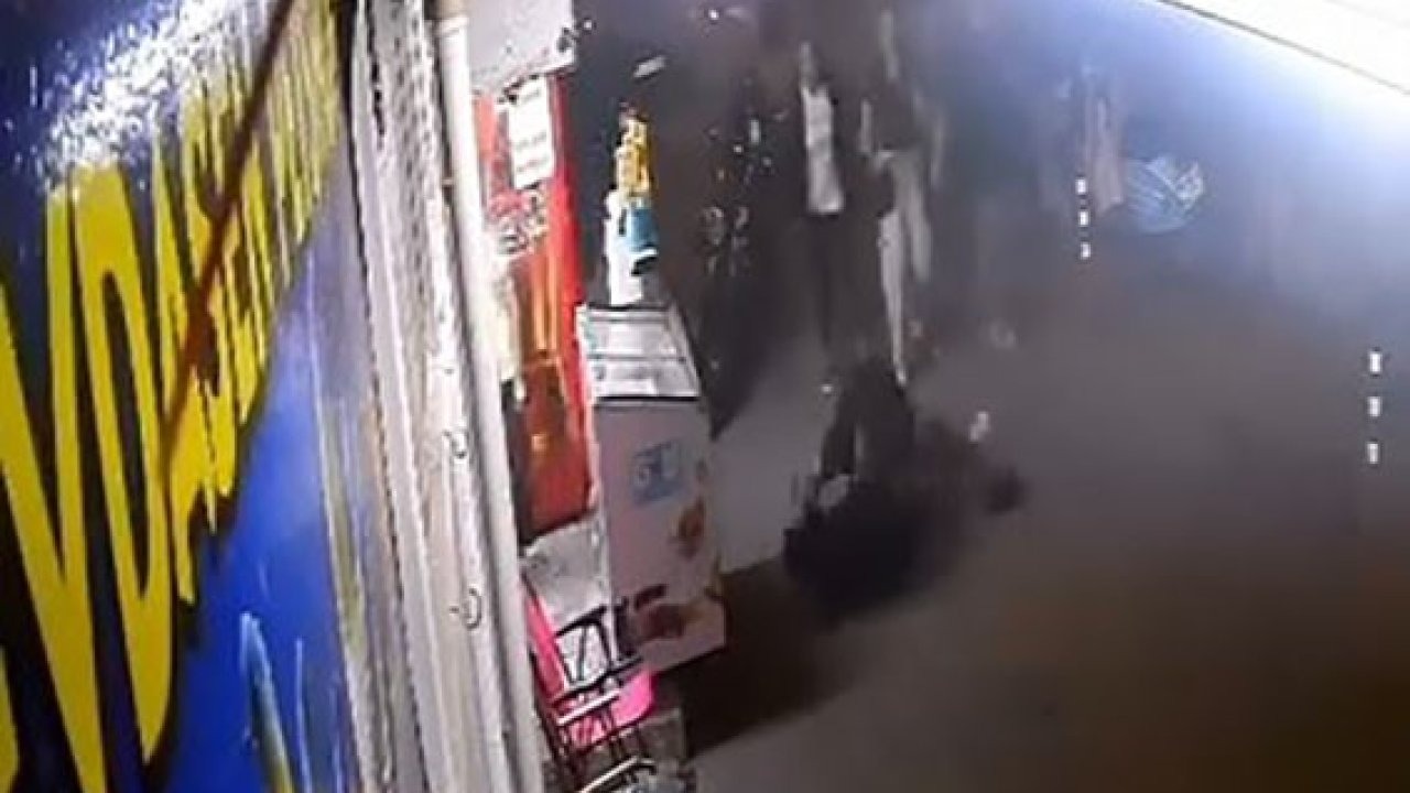 Bursa&#039;da Kavga Sokağa Taştı: Kadın Tekmeyle Müdahale Etti