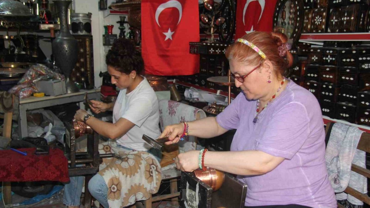 Erkek işi diyenlere inat bakır işleme ustası oldular