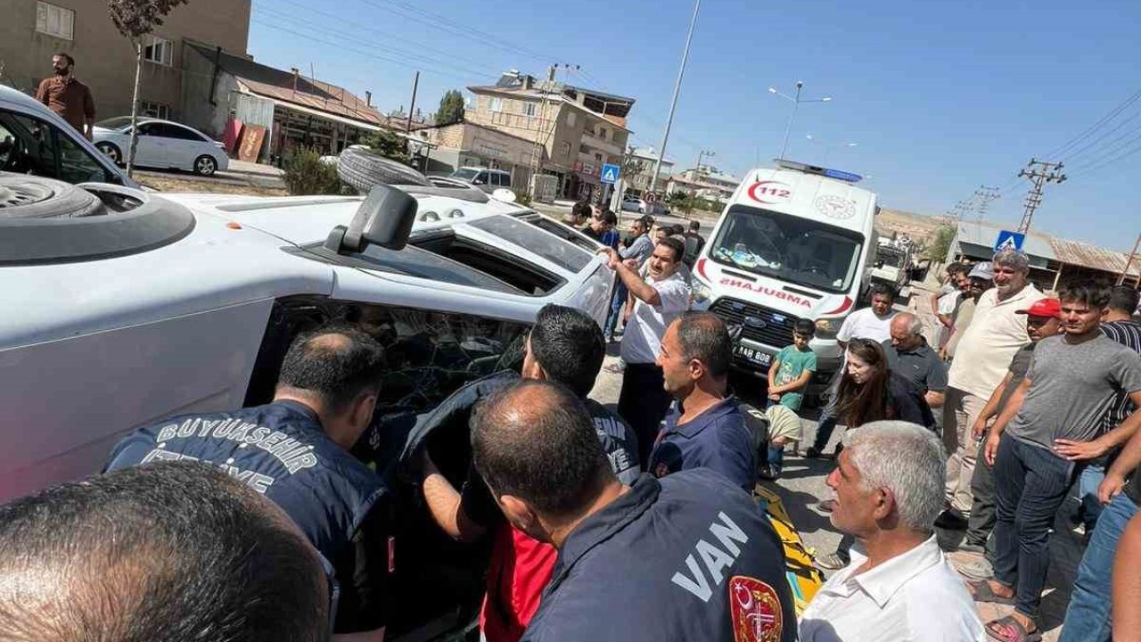 Van’da Ticari Araç Yan Yattı: 1 Yaralı