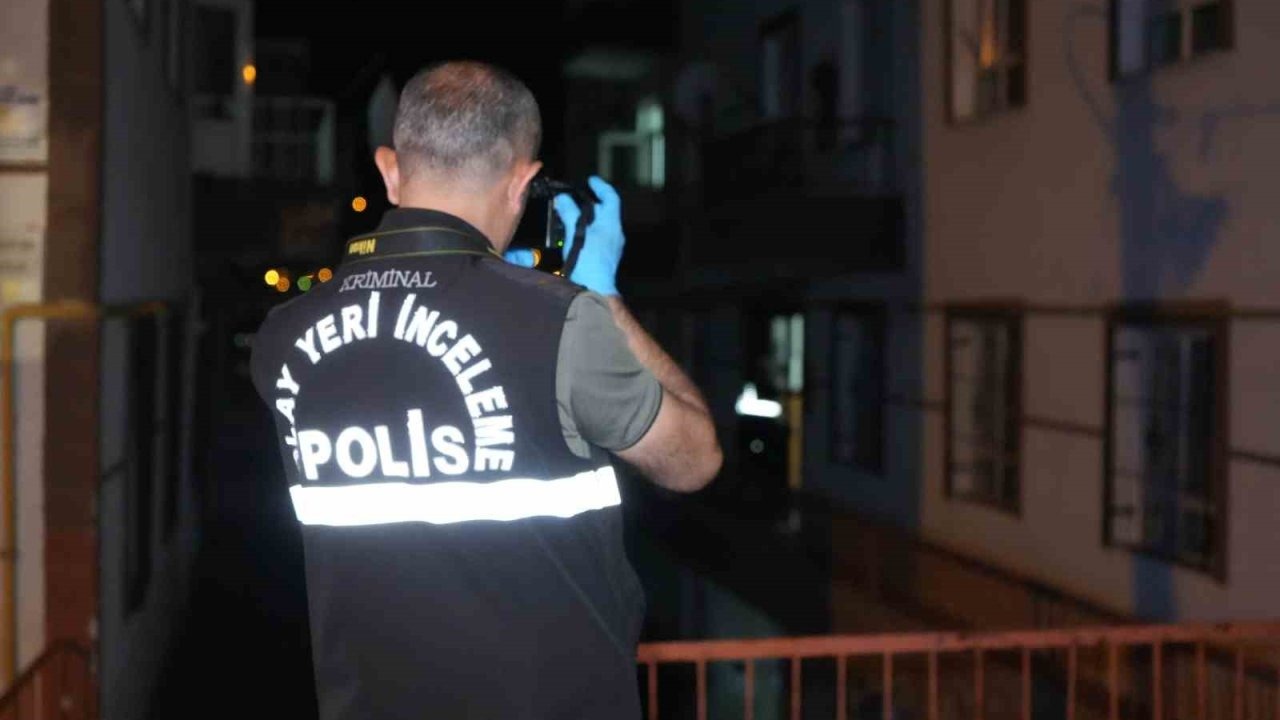 Genç, Alkollü Halde Babasını Darp Edip Kendini Yaraladı